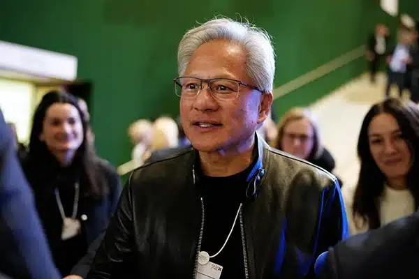 黄仁勋卖股票买奔驰