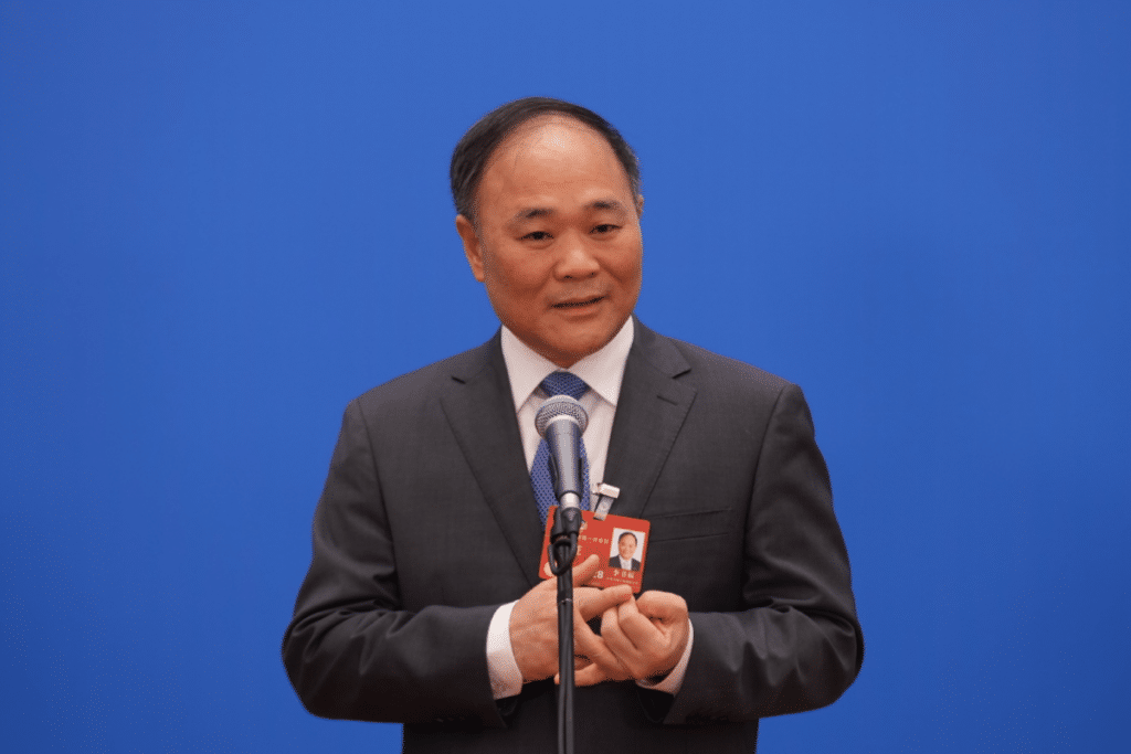 李书福创业精神：从放牛娃到吉利宝腾的全球化霸业